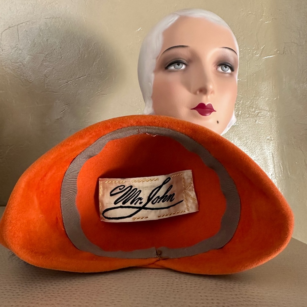 IMPOSING 1950s' DESIGNER MR. JOHN ORANGE FELT CLOCHE  + NAVY/WHITE FEATHERS - Picture 10 of 11